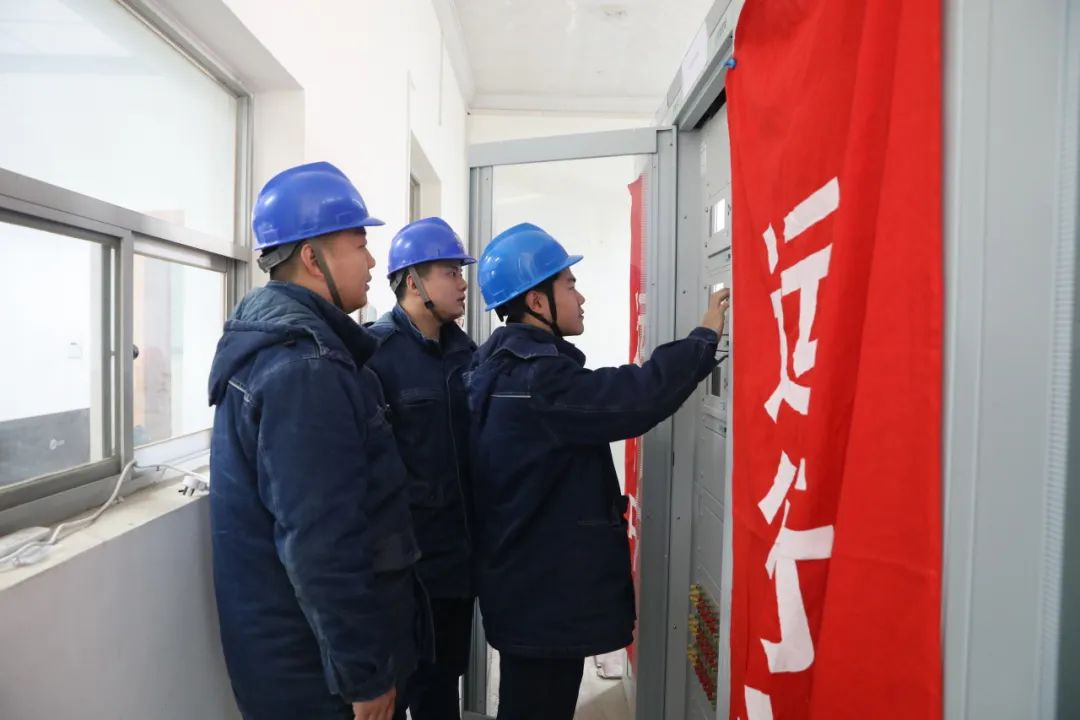 國(guó)網(wǎng)寶雞供電公司圓滿(mǎn)完成110千伏絳帳變?nèi)纠吓f設(shè)備改造 新一代測(cè)控設(shè)備引領(lǐng)智能電網(wǎng)升級(jí)